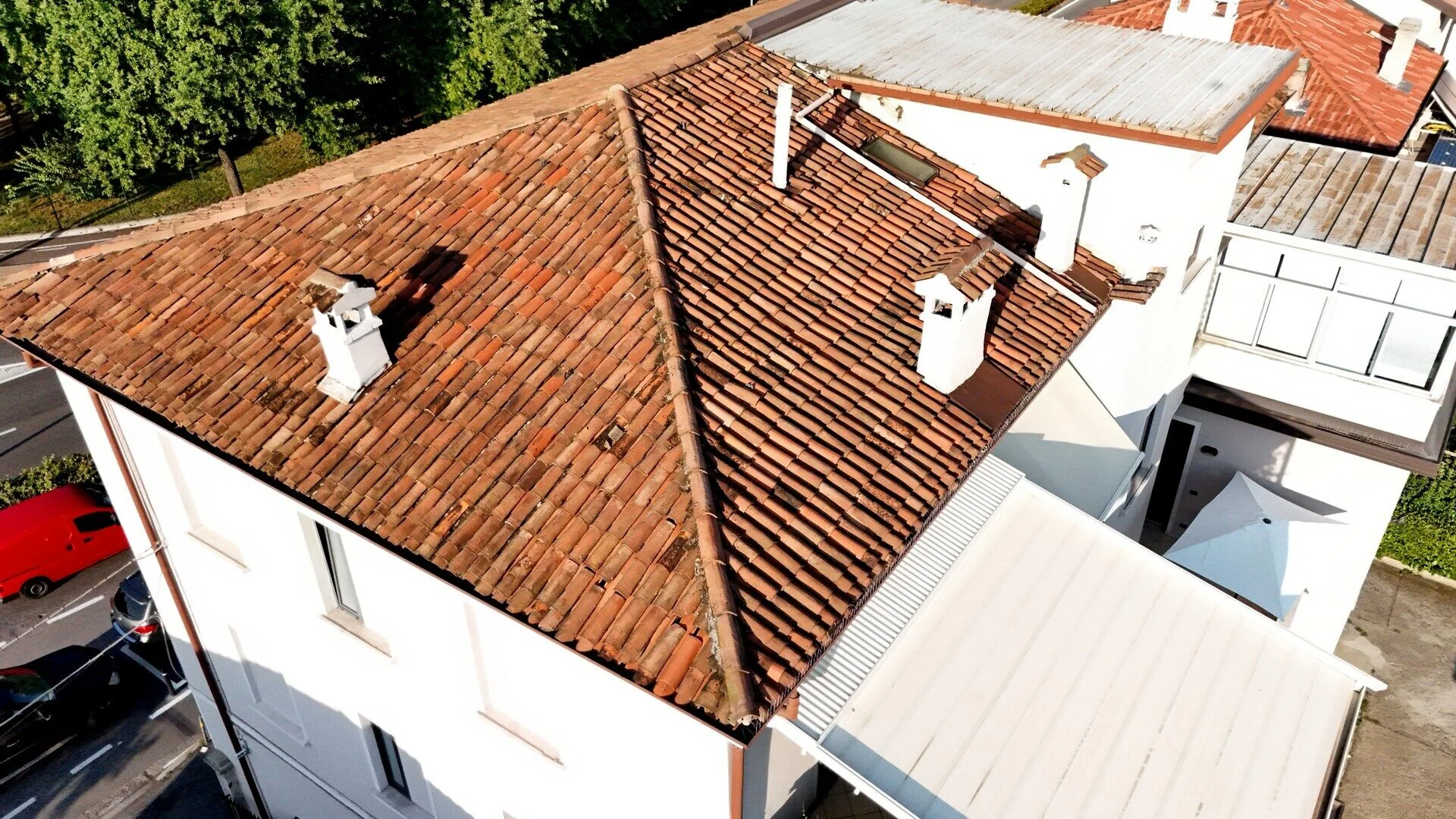 Ispezione copertura edificio residenziale drone Brescia