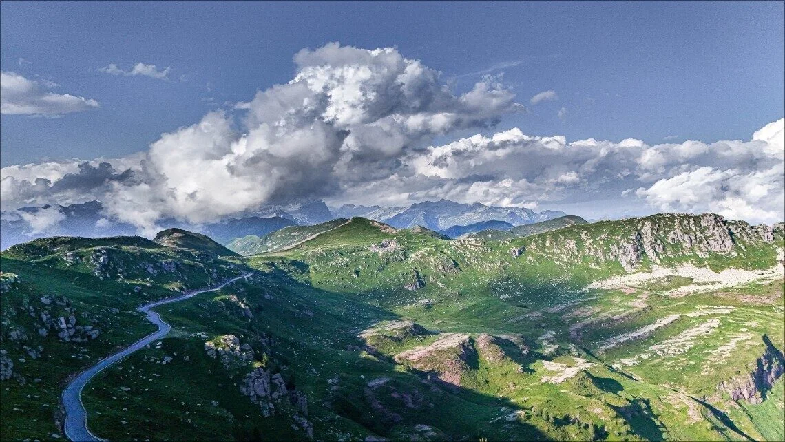 Paesaggio aereo Lombardia drone